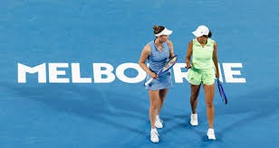 棋牌室里的“暗号系统”：揭秘合伙打牌时那些不起眼的动作。（牌局里的默契密码：合伙打牌时不易察觉的小动作）